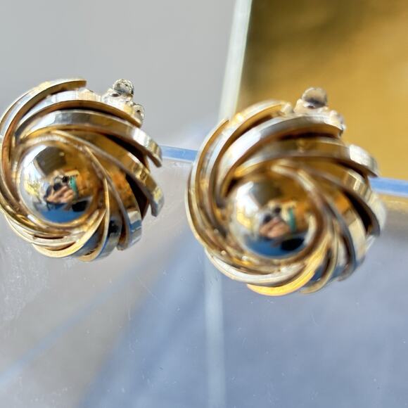 Vintage Gold-tone Spiral Swirl Design Clip On Earrings - Picture 5 of 12